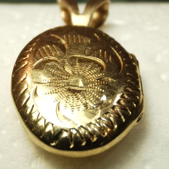 1985 14K Gold Oval Locket Pendant Diamond-Cut Floral TC Hallmark 2cm - Picture 7 of 15